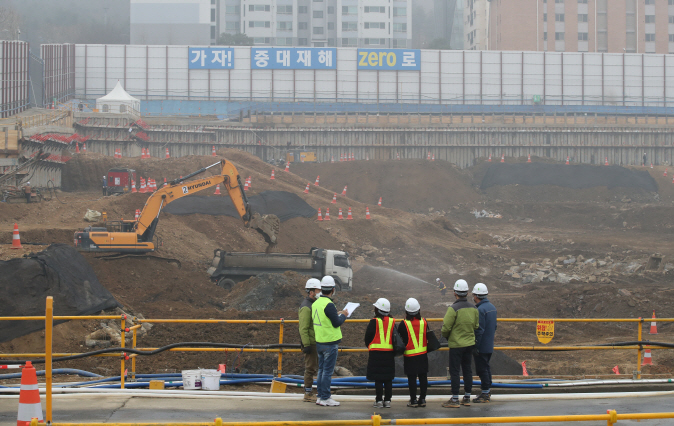 The construction site of an apartment complex in southern Seoul. (Yonhap)