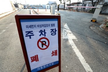 Cheong Wa Dae Shuts Down Parking Lot as Fine Dust Blankets Korean Peninsula