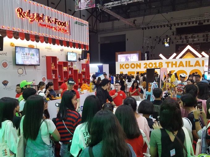 A Korean food exhibition, hosted by the Korea Agro-Fisheries & Food Trade Corporation and CJ ENM in Thailand, draws a large number of visitors. (Yonhap)
