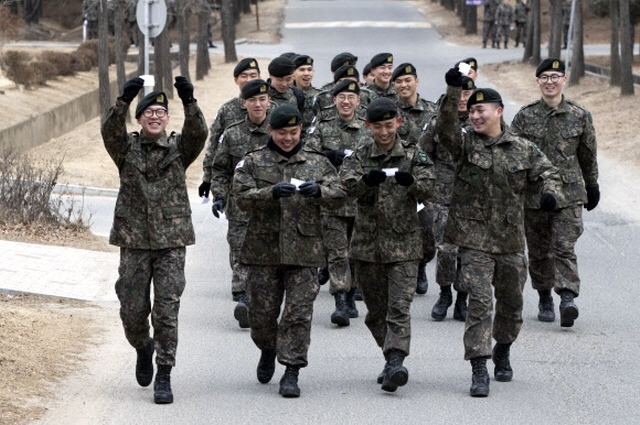 A group of soldiers of the 30th Mechanized Infantry Division in Goyang, north of Seoul, react to being allowed to go out of their barracks after work on Feb. 1, 2019. (Yonhap)