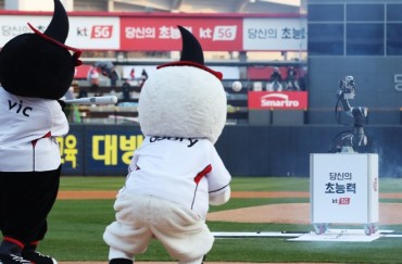 Unmanned Robot Arm Throws First Pitch at KBO Game