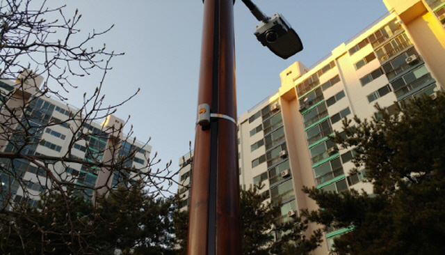 Sensors on the street lights will collect and share information such as traffic accidents, congestion, icy roads, current traffic conditions, the direction and speed of movement of individual vehicles, falling objects and potholes. (image: Suncheon City Government)