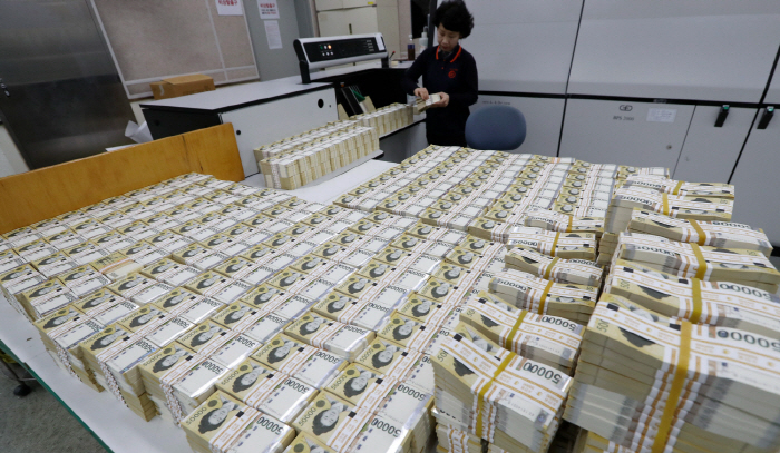 S. Koreans Increasingly Go Cashless: BOK Survey