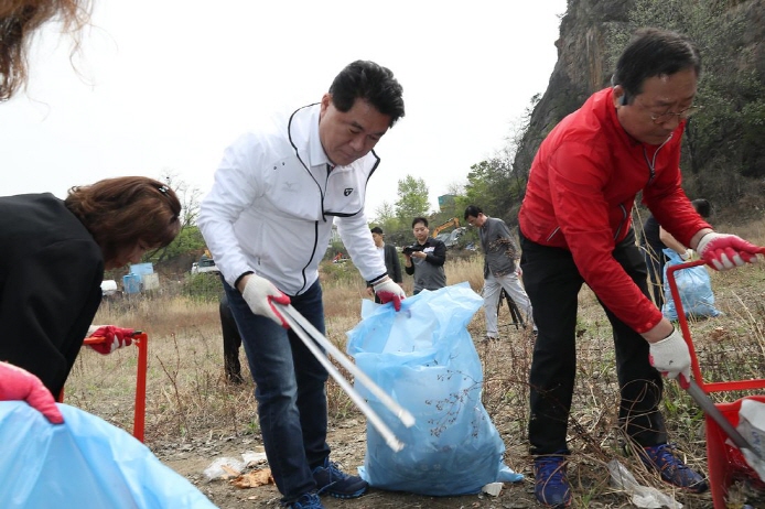 Gwanak District in Seoul Launches ‘Trash-Tag Challenge’ to Clean Up Garbage