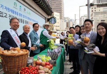Agricultural Products Fertilized with Starbucks Coffee Compost Return to Customers