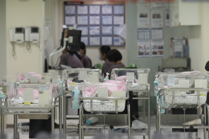 A neonatal room at a hospital in Seoul. (Yonhap)