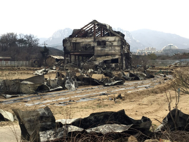 Burned houses in Goseong County, about 160 kilometers northeast of Seoul, after a blaze engulfed the eastern province. (Yonhap)