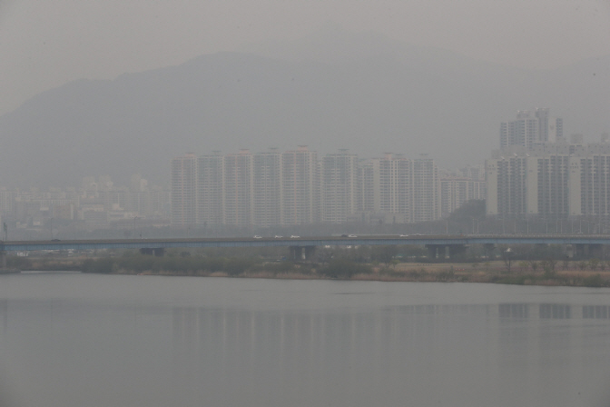 The area around an apartment complex along the Nakdong River in the southeastern costal city of Busan on April 7, 2019,  blanketed in a gray haze caused by fine dust. (Yonhap)