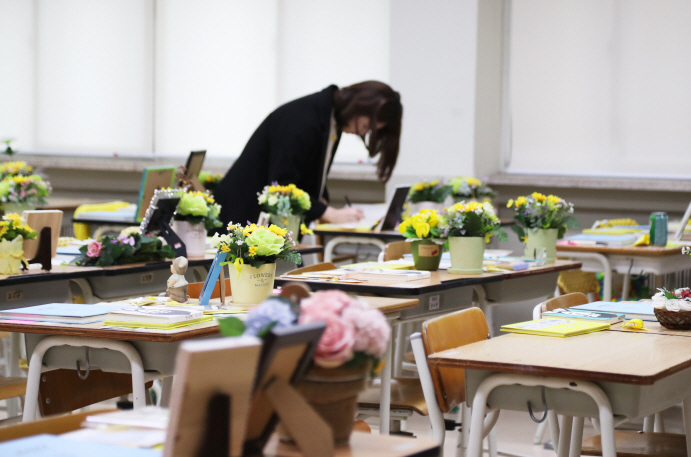 A mourner commemorates the victims of the 2014 sinking of the Sewol ferry on April 14, 2019, while looking around a classroom recreated to remember students of Danwon High School in Ansan, just south of Seoul. (Yonhap)