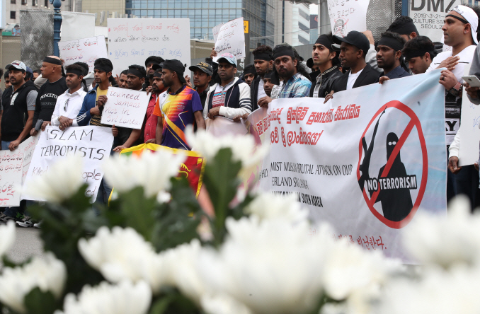 ‘Talk To Me,’ a support agency for immigrant women, and the Sri Lanka Foundation held a memorial ceremony for the victims at Seoul Square, which was attended by more than 1,500 people. (Yonhap)