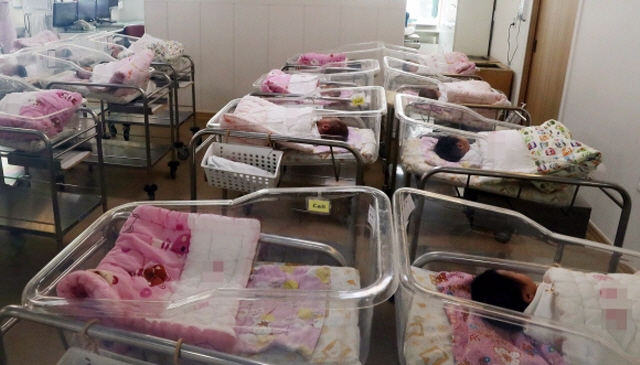 The number of people using postpartum care centers fell to 181,588 in 2017, having peaked at 194,802 in 2015. (Yonhap)