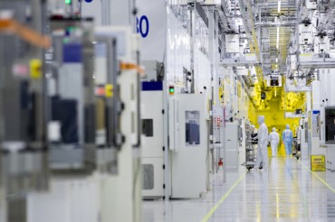 Samsung, SK hynix Report Difficulty Procuring Key Equipment for Chip Plant Operations