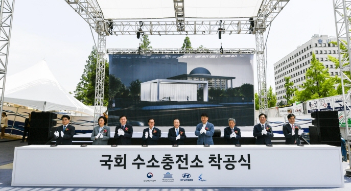 Government officials and Hyundai Motor executives participating in the groundbreaking ceremony of a hydrogen charging station at the National Assembly in Seoul on May 30, 2019. (Yonhap)