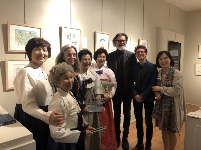 We Didn’t Know How to Read But We Knew How to Live’ is the title of the exhibition held at the R. Michelson Gallery in New York, where 20 female seniors from Suncheon talk about their life stories through writing and painting. (image: Suncheon City Office)