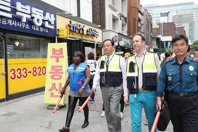 Foreign Volunteers Join Crime Prevention Patrols in Hongdae