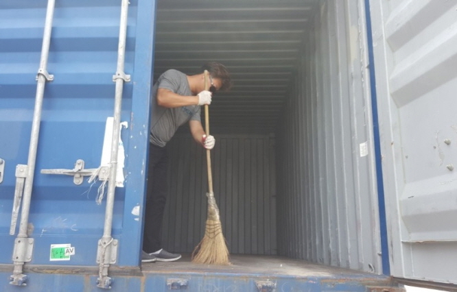 Shipping Companies Exploiting Truck Drivers to Clean and Repair Containers