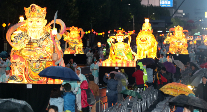 The lotus lantern parade takes place in downtown Seoul on May 12, 2018, ahead of Buddha's Birthday. (Yonhap)