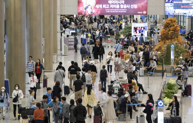 According to the Bank of Korea, South Koreans spent US$4.68 billion on credit cards in overseas in the first quarter, down 3.3 percent from the previous quarter. (Yonhap)