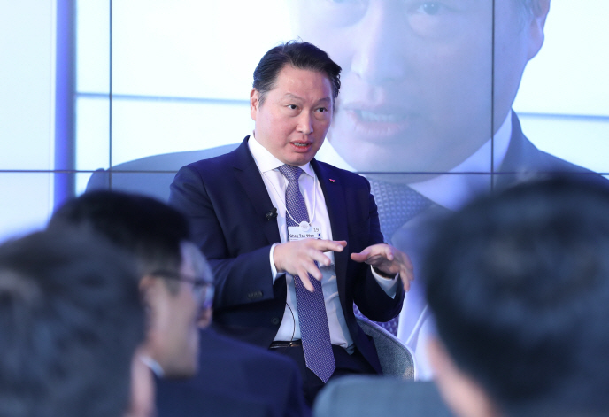 SK Group Chairman Chey Tae-won is presenting his management philosophy based on 'social value' as a methodology for sustainable growth in the session titled, 'Shedding light on the hidden value of business' held in Hotel Belvedere Grindelwald during the World Economic Forum 2019 on Jan. 24, 2019. (image: SK Group)