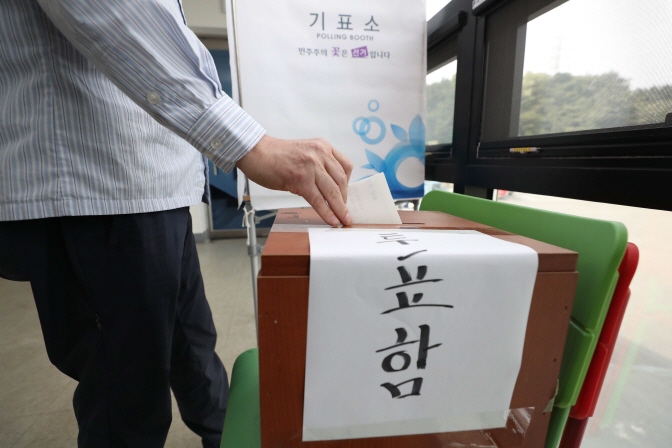 A bus driver casts a vote on a strike plan at a bus company in Daegu, southeast South Korea, on May 8, 2019. (Yonhap)