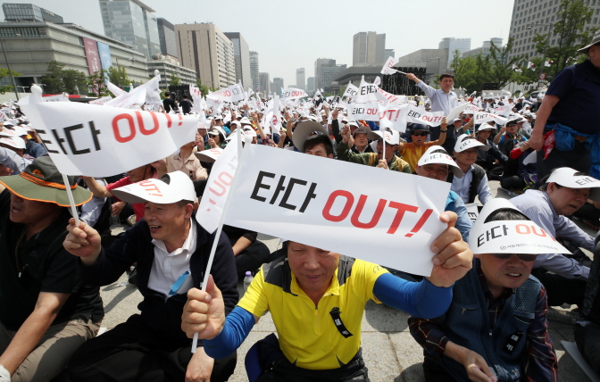 Taxi drivers hold a rally at Gwanghwamun Square in central Seoul on May 15, 2019, to protest the ride-hailing service Tada. (Yonhap)