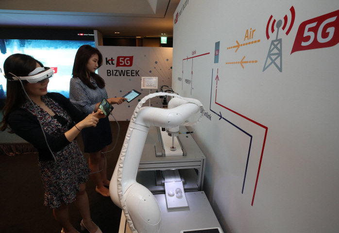 South Korean telecom KT Corp. introduces its 5G-based smart factory solution during a press briefing in Seoul on May 30, 2019. (Yonhap)