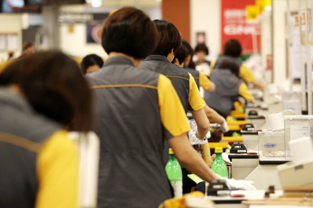 77.9 percent, or 524 large supermarket workers expressed their desire to have time off on holidays. (Yonhap)