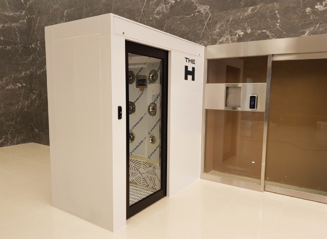 Hyundai Engineering & Construction's air shower booth to be installed at its new apartments in Seoul. (image: Hyundai Engineering & Construction Co.)