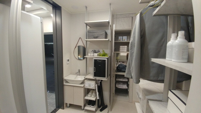 H-Entrance, a small area next to the front door equipped with a portable dust collector and a clothes refresher, at Hyundai Engineering & Construction's new apartments in Seoul. (image: Hyundai Engineering & Construction Co.)