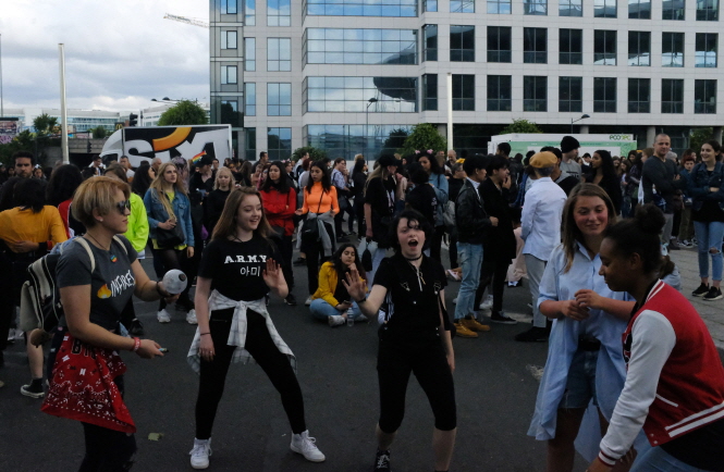 Fans are waiting for a BTS concert at Stade de France in Saint Denis, north of Paris on June 8, 2019. (Yonhap)