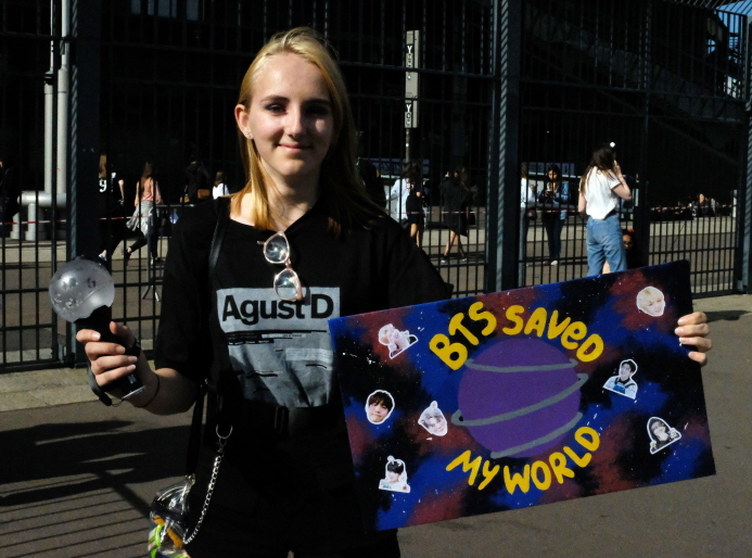 A 17-year-old Swiss girl, Emma, who traveled to Paris from her hometown Lausanne to watch a BTS concert at Stade de France in Saint Denis, north of Paris, on June 8, 2019. (Yonhap)
