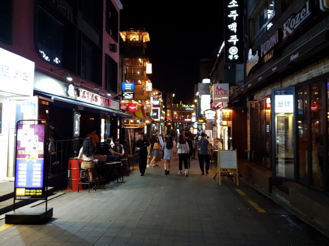 A street in Itaewon, central Seoul, on a quiet night. (Yonhap)