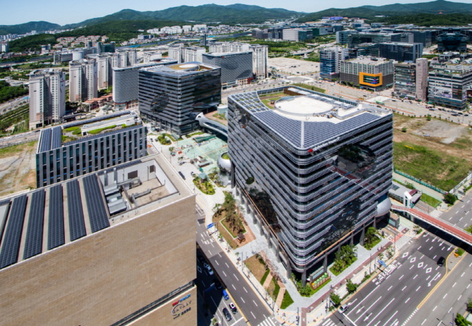 Private investors are generating stable profits through investment in large-sized REITs in since last year. (image: Shinhan REITs Management Co.)