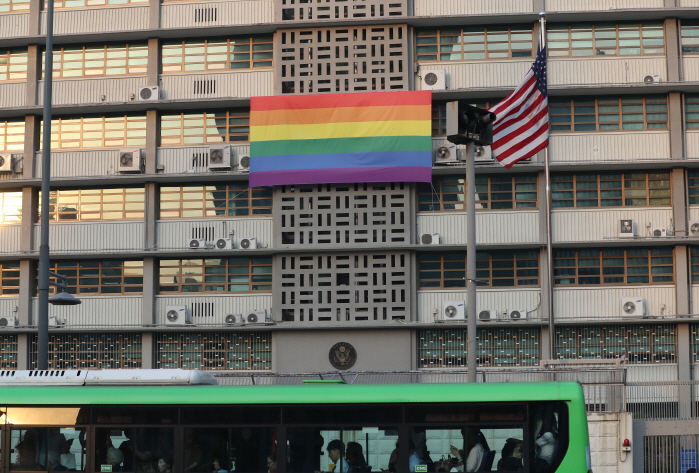 U.S. Embassy in Seoul Removes Rainbow Flag amid Speculation of Washington’s Disapproval