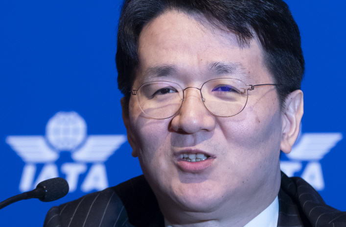 Korean Air Chairman Cho Won-tae answers questions from reporters at a press conference held on the sidelines of the 75th IATA AGM meeting in Seoul on June 3, 2019. (Yonhap)