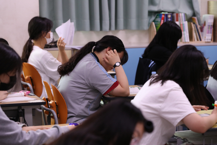 Female students, compared with their male counterparts, tended to show less interest in studying mathematics. (Yonhap)