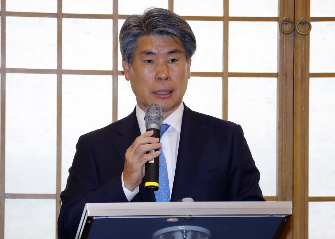 Yoon Jong-won, senior presidential secretary for economic affairs, speaks at a press briefing at Cheong Wa Dae in Seoul on June 7, 2019. (Yonhap)