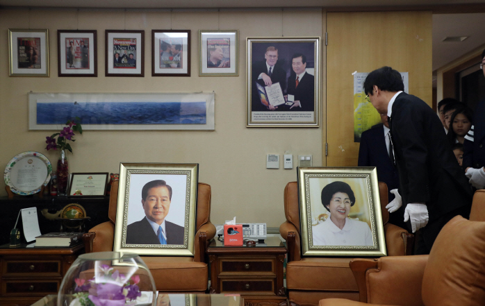 A portrait of the late first lady Lee Hee-ho (R) is placed next to that of her late husband and former President Kim Dae-jung at her private home in Donggyo-dong, western Seoul, on June 14, 2019. (Yonhap)