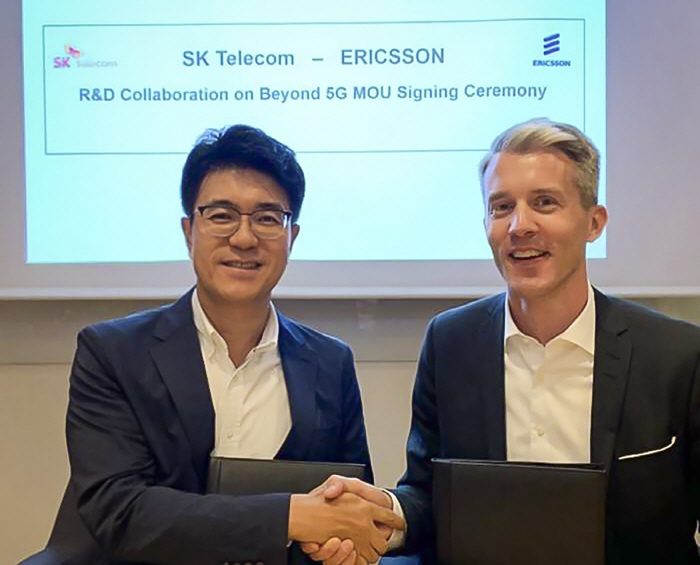 Park Jin-hyo (L), the chief technology officer of SK Telecom Co., shakes hands with Per Narvinger (R), head of product area networks of Ericsson, after signing a memorandum of understanding on R&D collaboration on 5G and 6G during a ceremony held at Ericsson's headquarters in Stockholm, Sweden, on June 13, 2019. (image: SK Telecom)
