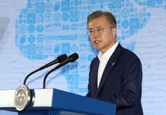 President Moon Jae-in delivers a speech on a strategy to develop South Korea's manufacturing industry during an event in Ansan, Gyeonggi Province, on June 19, 2019. (Yonhap)