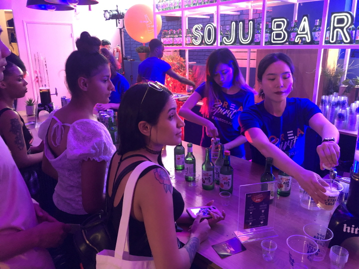 Korean Soju a Big Hit in Europe as Crowds Flock to Hite Jinro’s Pop Up Store