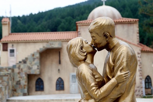 A kissing statue of the Song-Song couple located in "Descendants of the Sun" theme park in Taebaek, Gangwon Province. (Yonhap)