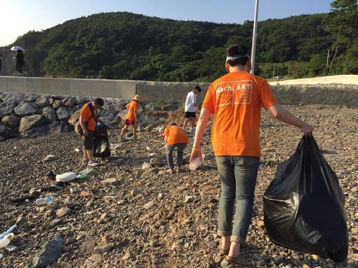 Plogging Contest Combines Beach Jogging and Picking Up Trash