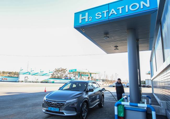 A hydrogen fueling station in Seoul. (image: Hyundai Motor)