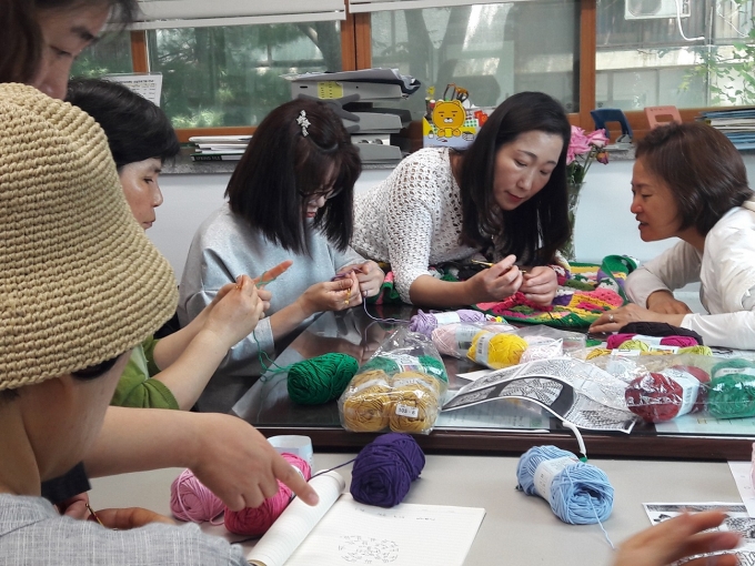 Residents Knit Sweaters to Clothe Street Trees | Be Korea-savvy