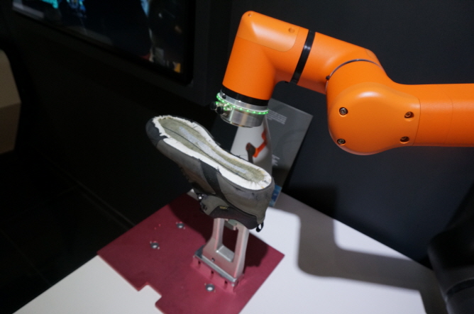 Cooperation Robot Helps Produce Handmade Shoes