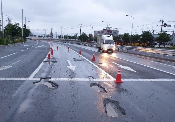 Potholes usually occur when rainwater infiltrates the asphalt coating and weakens its adhesive strength. (image: Busan Metropolitan Police Agency)