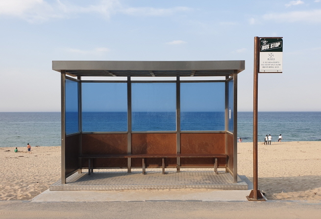 A bus stop on Hyangho Beach in Gangneung's Jumunjin district. (image: Korea Tourism Organization) 