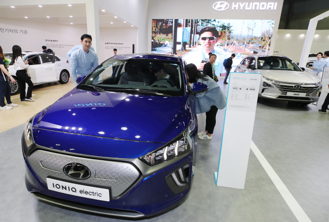 Visitors take a look at Hyundai Motor's Ioniq electric car displayed at the EV Trend Korea exhibition in southern Seoul on May 2, 2019. (Yonhap)