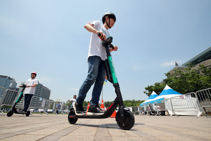 Electric Kickboards Permitted on Bicycle Paths